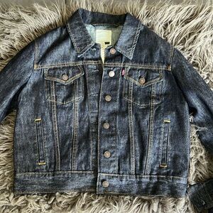 Levi women’s trucker jean jacket. 100% cotton. Size L.